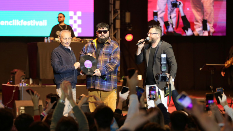 KÜÇÜKÇEKMECE’DE 3. GENÇLİK FESTİVALİ’NDE GENÇLER MÜZİĞE DOYDU