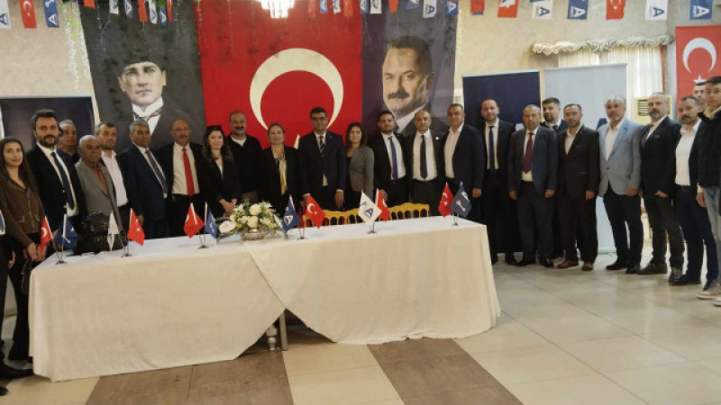 A PARTİ ADANA İL TEŞKİLATI KONGRESİ TAMAMLANDI: AVUKAT ATİLLA KARATAŞ İL BAŞKANI SEÇİLDİ