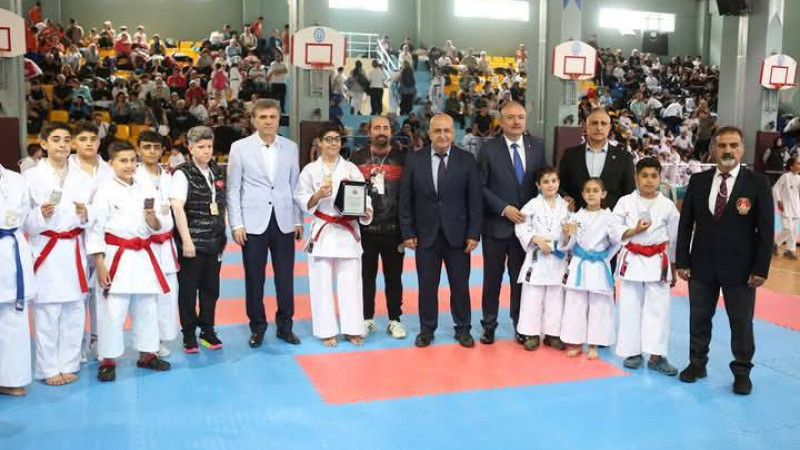 BAŞKAN TAŞDEMİR VE EKİBİ YILDIZLAR OPEN KARATE ŞAMPİYONASINDA