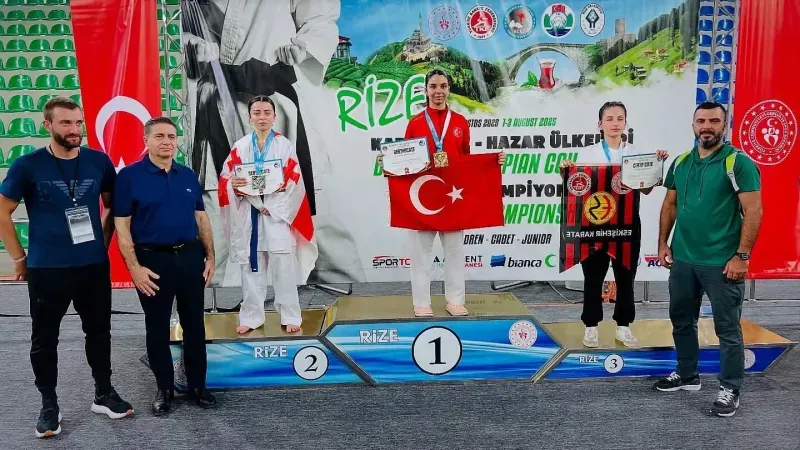 ADANA'NIN  MİLLİ SPORCUSU TURNA GÜRBÜZ'DEN TARİHİ MADALYA