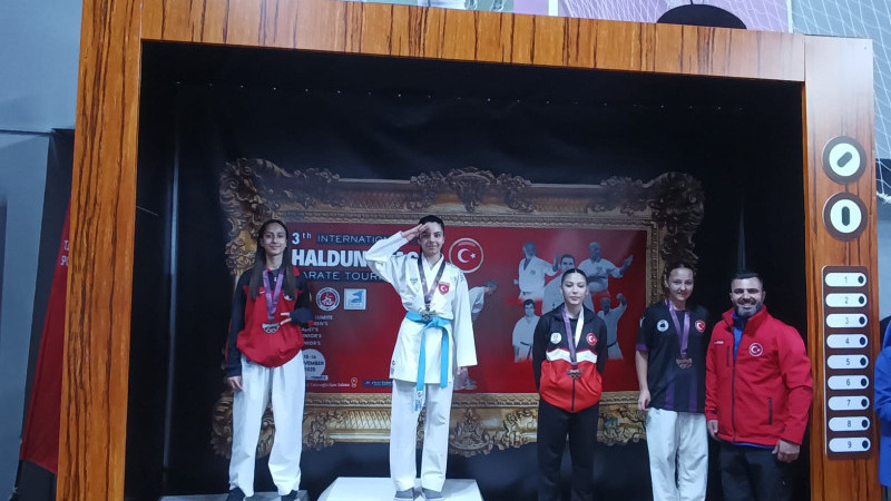 ŞAMPİYON TURNA MADALYASINI TÜRK ORDUSU VE MEHMETÇİKLERE HEDİYE ETTİ