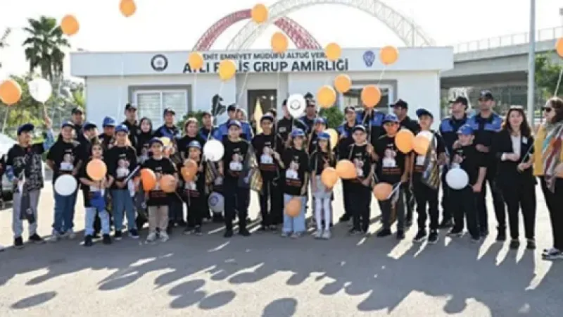 Polis lösemi hastası çocukları sevindirdi