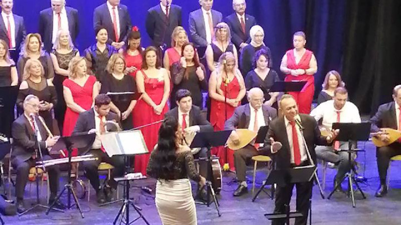 YANIK SESİYLE SALONU SUSTURDU, ALKIŞLARLA AYAKTA UĞURLANDI