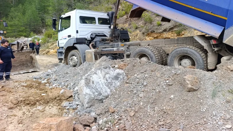 Alanya’da heyelan ve göçük sonrası Büyükşehir’den yoğun mesai