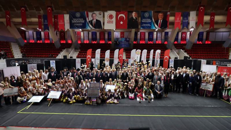 ADANA OKUL SPORLARI’NDA BÜYÜK HEYECAN: HALK OYUNLARINDA RENKLİ GÖRÜNTÜLER