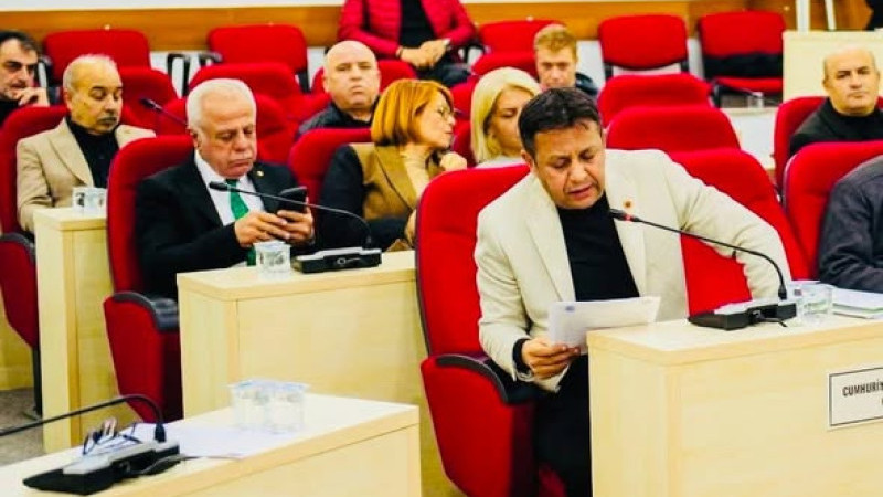 Seyhan Belediye Meclisi’nde İstifa Depremi: Yılmaz Parlak CHP’den Ayrıldı