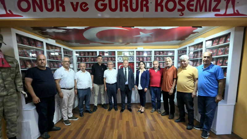 Kutlu Parti Adana İl Başkanı Mimar Berna Çetin'den gazilere “Atatürk Çiçeği”...