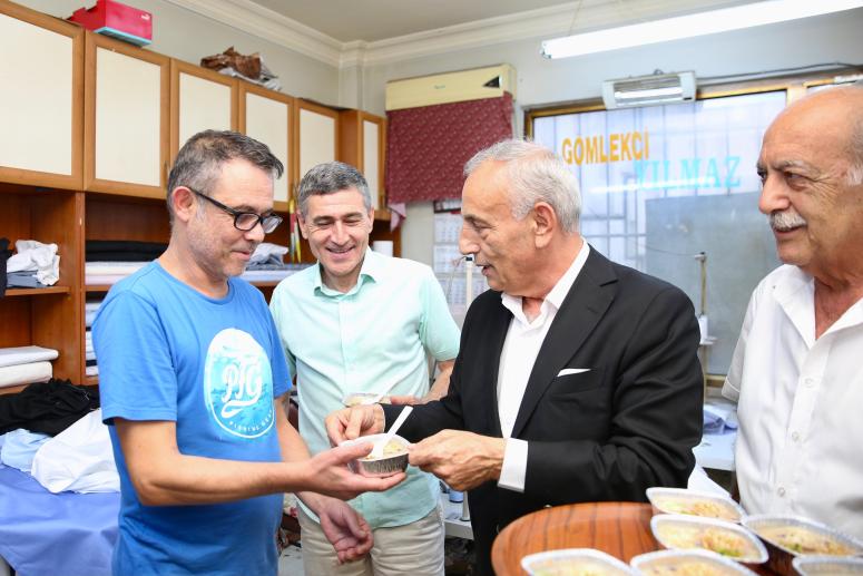 BAŞKAN ÇEBİ, VATANDAŞLARIN AŞURE LOKMASINA ORTAK OLDU