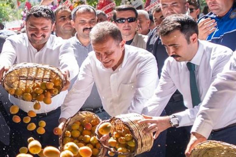 BAŞKAN SEÇER, ‘60. MUT KARACAOĞLAN KAYISI KÜLTÜR VE SANAT FESTİVALİ’NE KATILDI