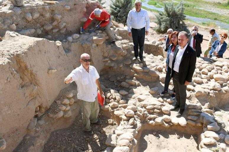 BAŞKAN SEÇER, 9 BİN YILLIK YUMUKTEPE HÖYÜĞÜ’NÜ GEZDİ