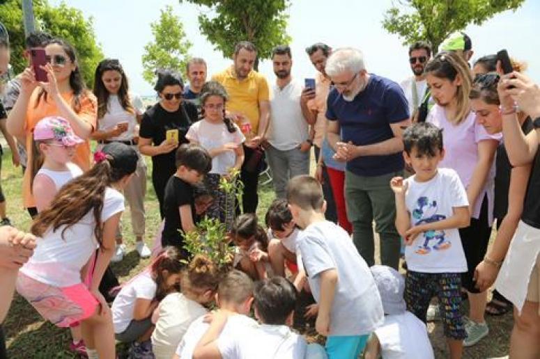 KÜÇÜKÇEKMECE’DE MASAL YOLCULUĞUNUN KAPANIŞINA MANUŞ BABA KONSERİ DAMGA VURDU