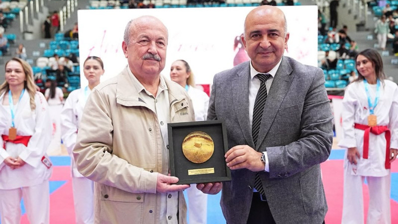 UŞAK’TA KARATE ŞÖLENİ: MİLLİ SPORCULARA SINAVSIZ ÜNİVERSİTE MÜJDESİ