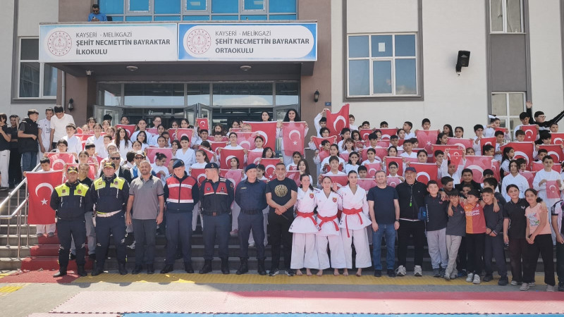 KAYSERİ’DE GENÇLİK HAFTASINA MUHTEŞEM AÇILIŞ: OKUL BAHÇESİNDE 100 KİŞİLİK KARATE ŞOV!