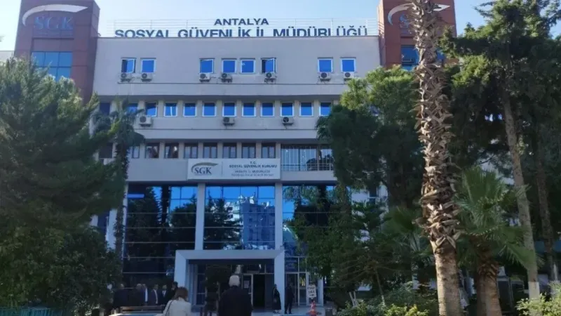 SGK ANTALYA'DA 200 BİN EUROL RÜŞVET İDDİASI : İDARİ  UYGUAMALAR KAFA KARIŞTIRDI